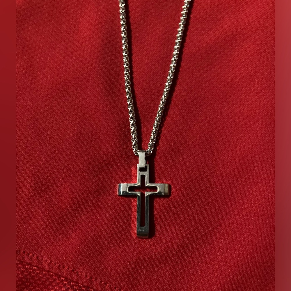 Nice! Great condition SS 20” chain and cross